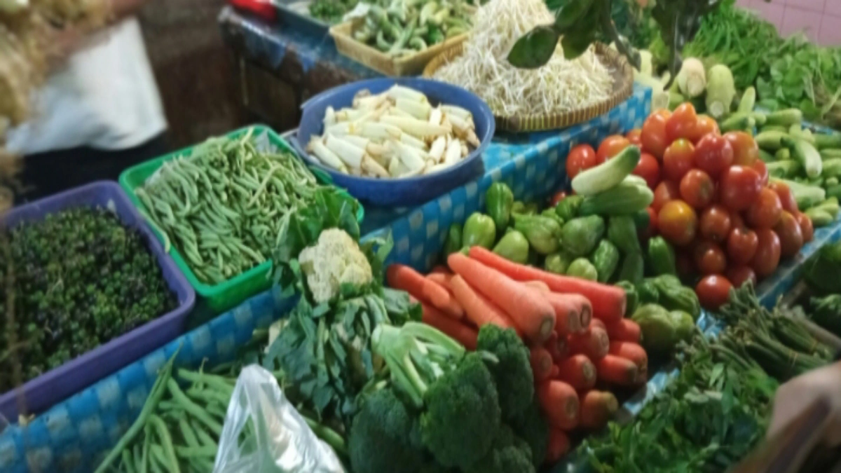 Aktivitas jual beli sayuran di pasar tradisional Surabaya.