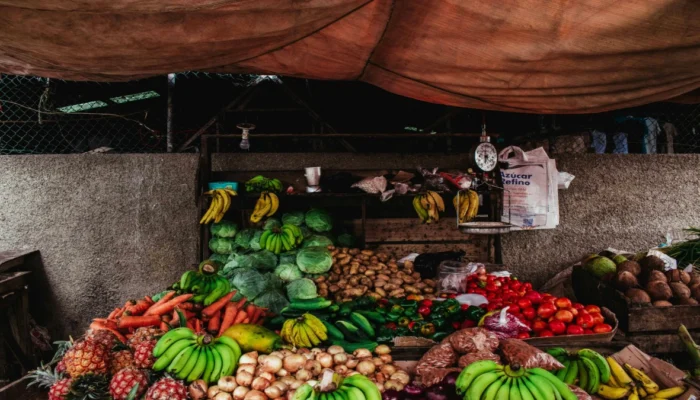 Harga Bahan Pokok Saat Natal 2025 di Pasar Madiun Terpantau Stabil