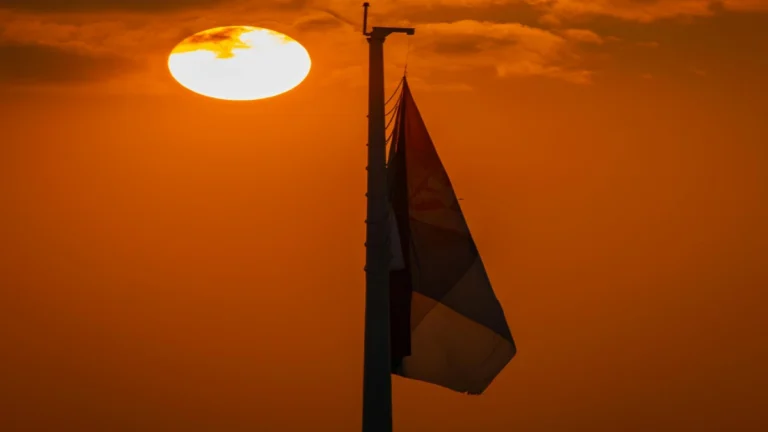 Ilustrasi Bendera Merah Putih yang menjadi sorotan publik setelah video kontroversial Bonnie Blue viral.