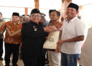 Penyerahan sertifikat redistribusi tanah PPTPKH oleh Bupati Blitar Rijanto kepada masyarakat penerima manfaat di Kantor Bupati Blitar, Selasa (30/12/2025).