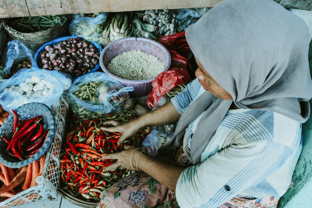 Pedagang sedang memilah cabai di pasar tradisional Kabupaten Blitar menjelang Natal 2025.