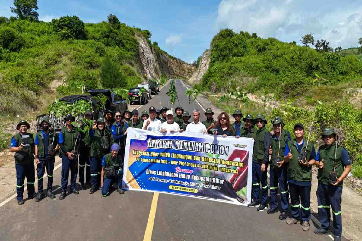 Penanaman 3.000 pohon di sepanjang JLS Serang–Tambakrejo, Blitar, sebagai bagian dari program pelestarian lingkungan.