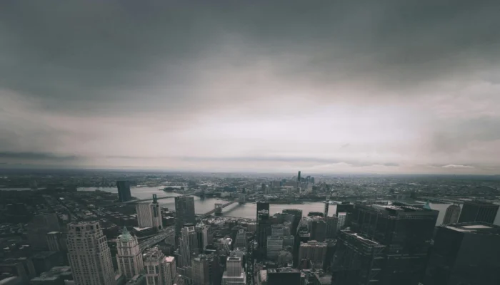 Cuaca Surabaya Didominasi Berawan dan Hujan Ringan, 27 Desember 2025 Warga Diimbau Waspadai Aktivitas Luar Ruangan