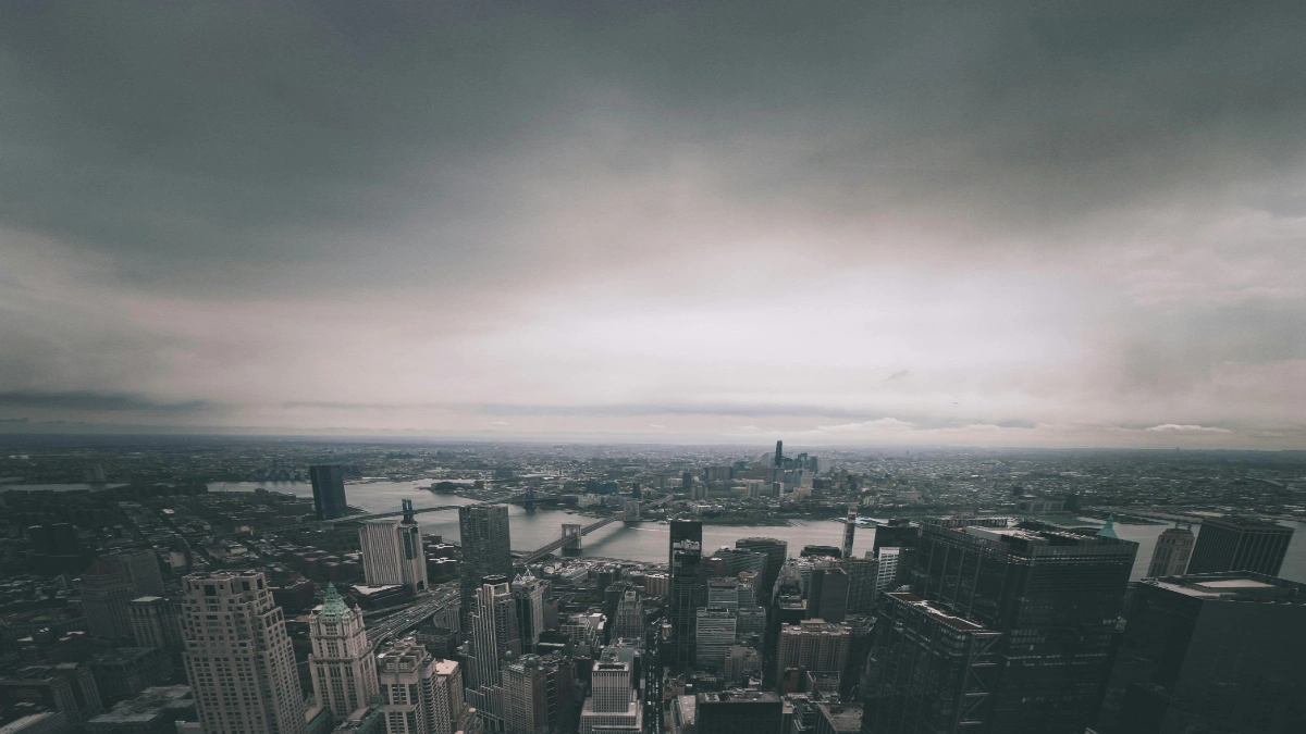 Suasana langit berawan menyelimuti kawasan perkotaan Surabaya. BMKG memprakirakan hujan ringan berpotensi terjadi di sebagian besar wilayah kota pada Sabtu, 27 Desember 2025.