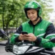 Ilustrasi pengemudi mitra Grab saat memantau order dan pengaturan slot melalui aplikasi